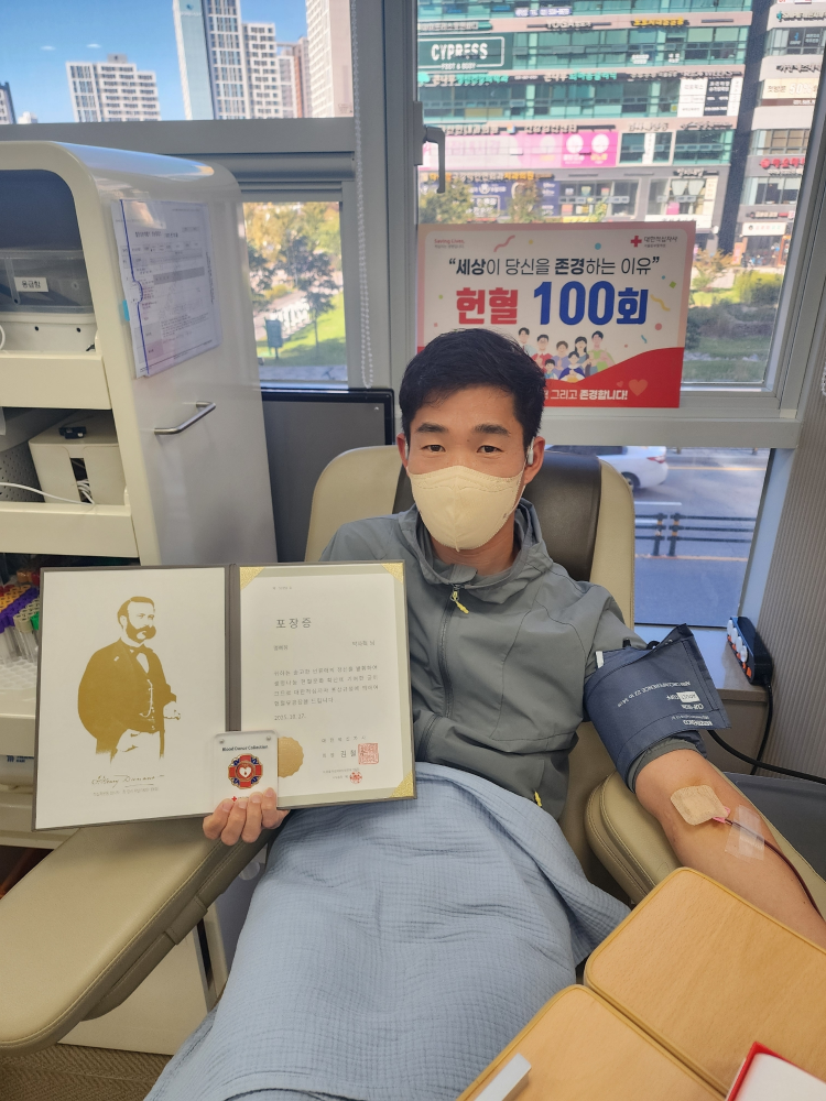 헌혈사진(소방장 박자혁).jpeg