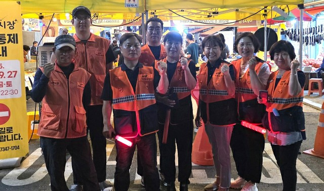 (25.9.29.)시장 안전, 우리가 지킨다”홍천소방서 의용소방대 주말야시장 특별 순찰 1.jpg