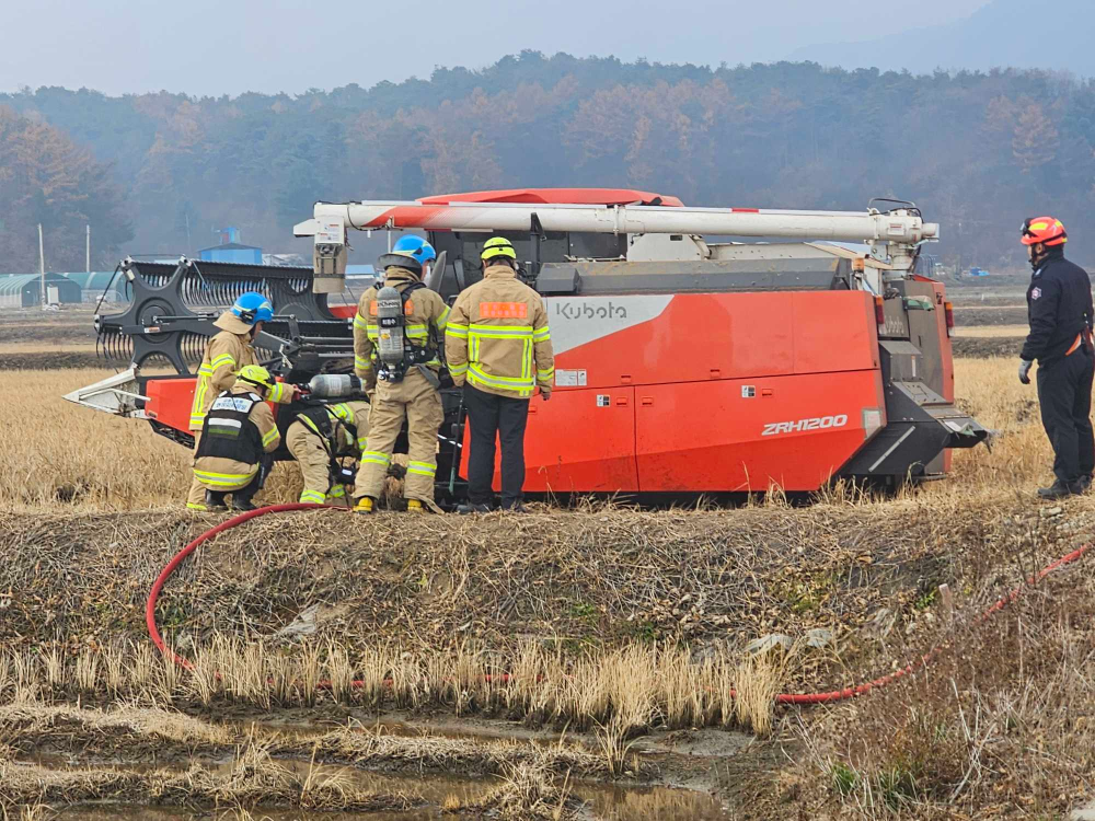 0940 철원 콤바인 화재.jpg