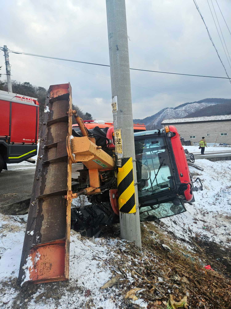 1450 횡성 안흥면 트랙터 전도.jpg