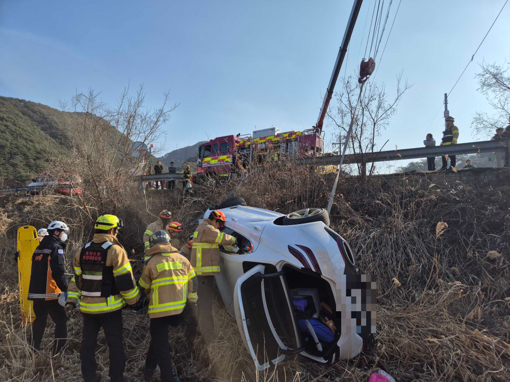 1444 홍천 화촌면 굴운천 차량 추락.jpg