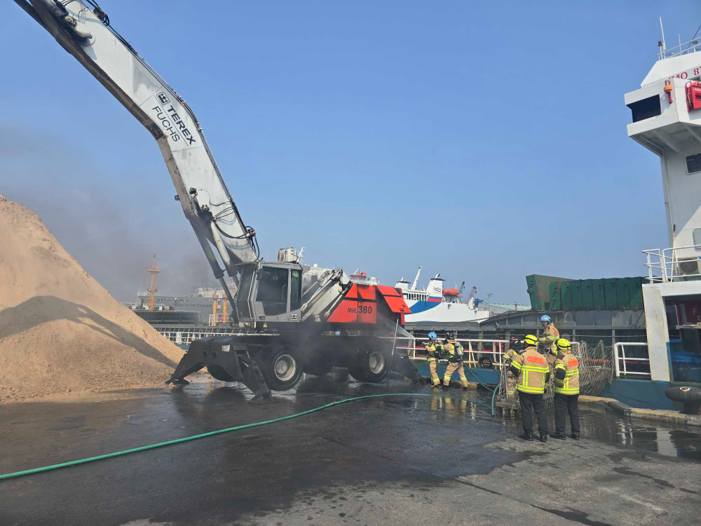 1230 동해항 건설장비 화재.jpg