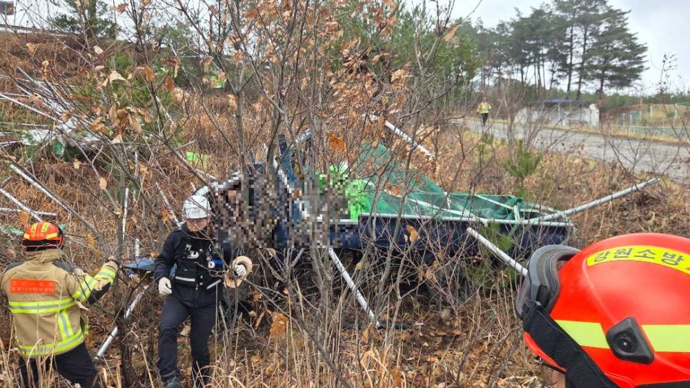 1222 삼척 도계읍 건의령재 트럭 교통사고-1.jpg