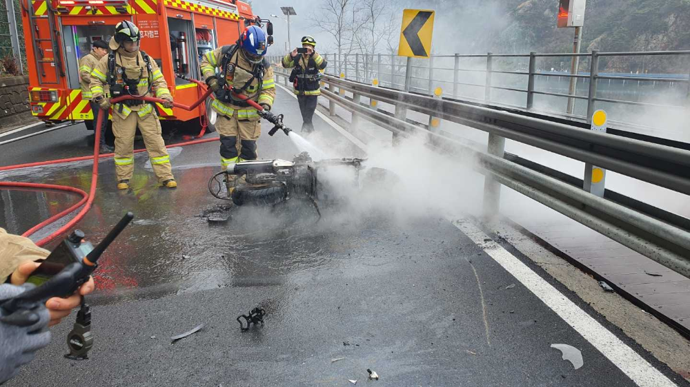0953 춘천 차량(오토바이)화재.jpg