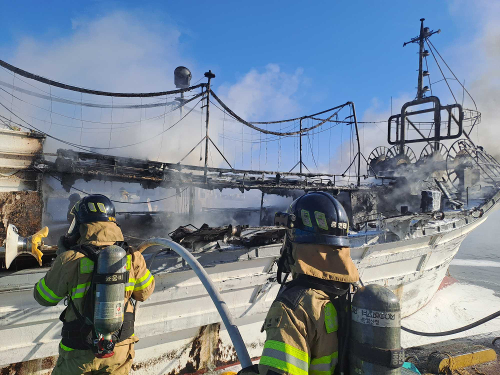 1628 강릉 주문진항 선박화재 (2).jpg
