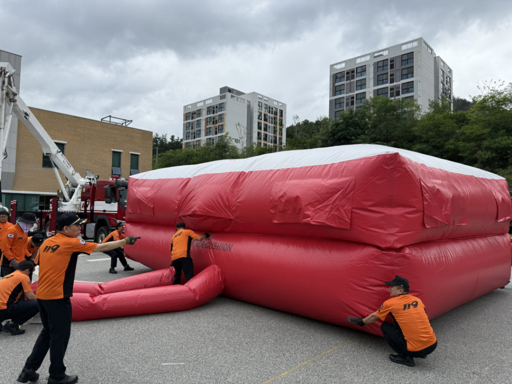 [0.5k]7.23.)양구소방서, 고층아파트 피난대비 공기안전매트 훈련 실시4.jpg
