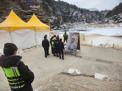 철원소방서, 한탄강 얼음트레킹 코스  ‘우회진입로 확보 훈련’실시